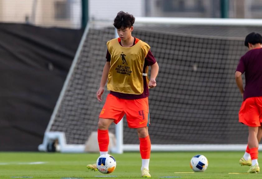 宝威体育官方入口-U17国足李钧鹏庆祝晋级：我只想说中国牛X鲁能牛X，爱你们